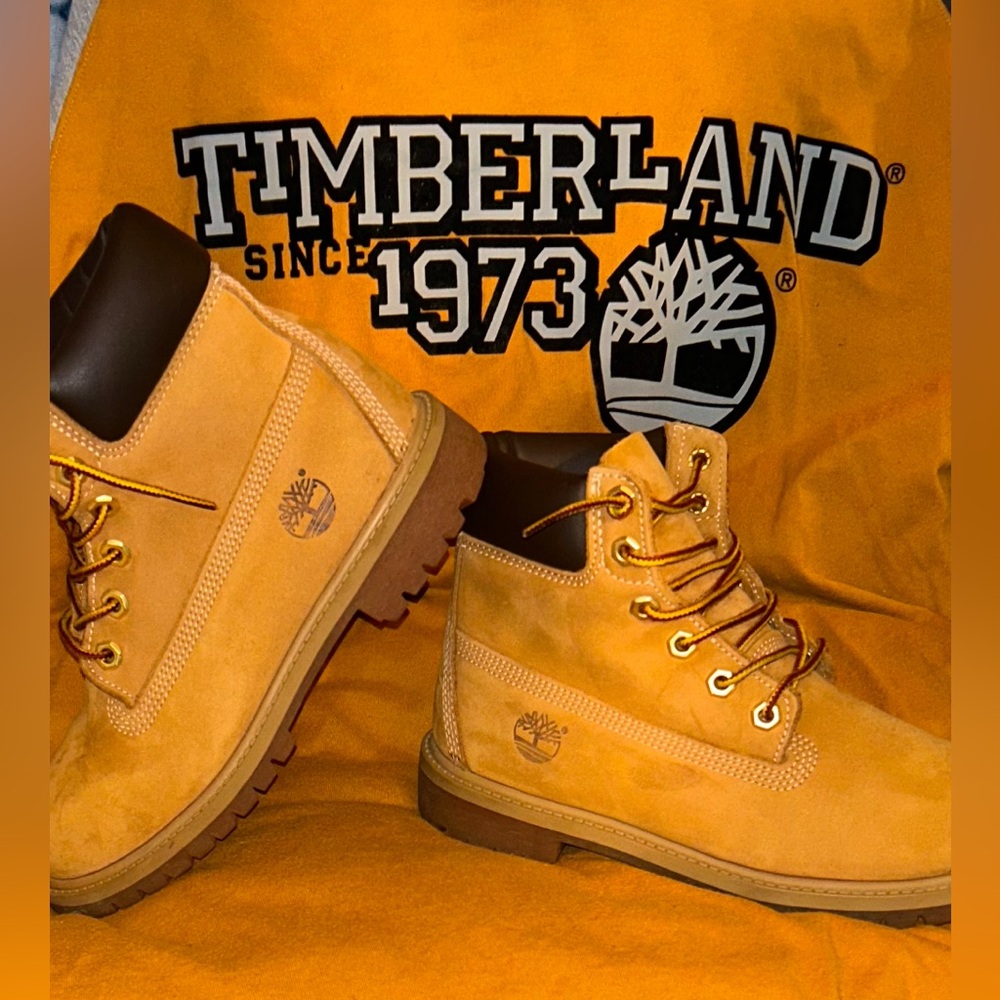Big kids girls or boys size 4 Timberland work boots in great condition!